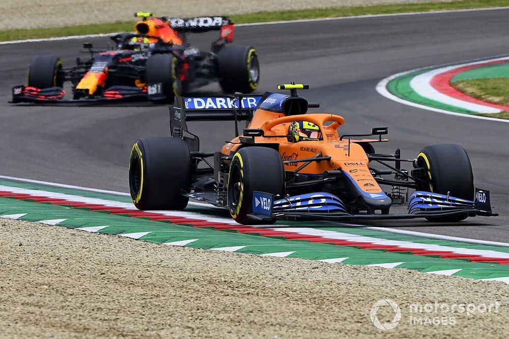 Бумажный самолетик и приставучий оператор. McLaren и Red Bull обменялись шутками в соцсетях