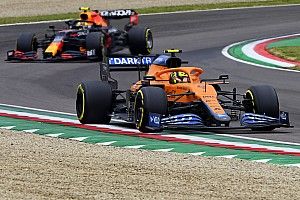 Бумажный самолетик и приставучий оператор. McLaren и Red Bull обменялись шутками в соцсетях