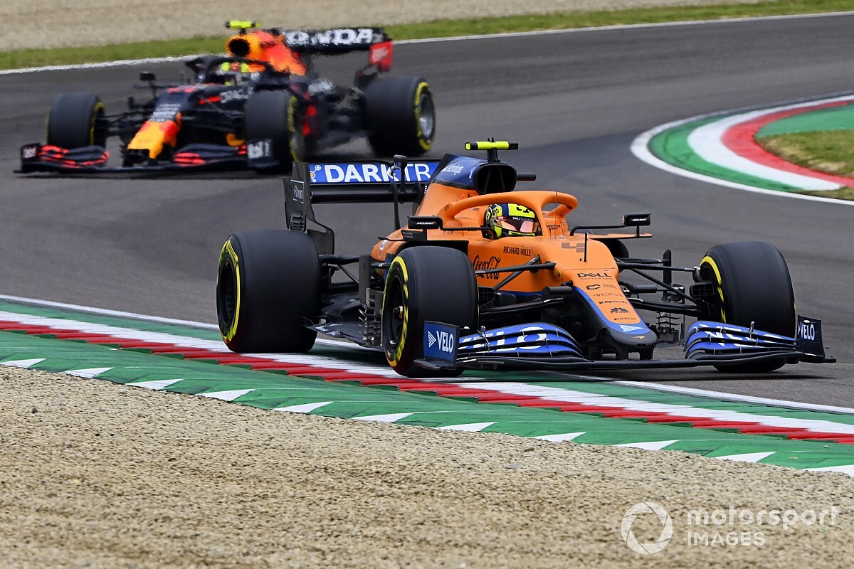 Бумажный самолетик и приставучий оператор. McLaren и Red Bull обменялись шутками в соцсетях