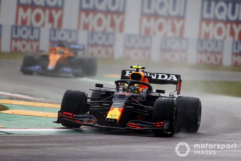 Sergio Perez, Red Bull Racing RB16B, Daniel Ricciardo, McLaren MCL35M