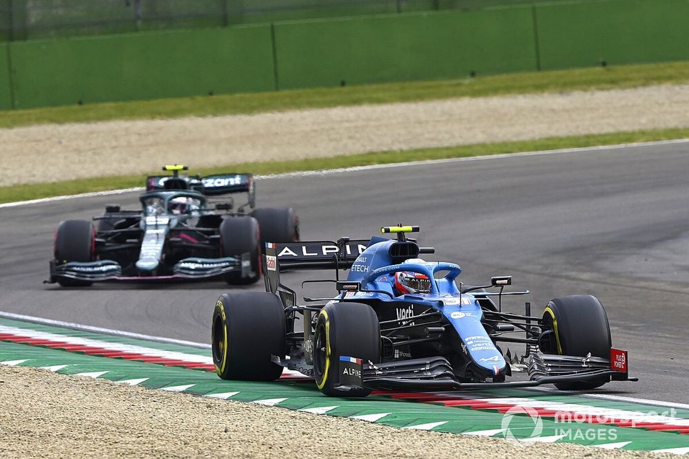 Esteban Ocon, Alpine A521, Sebastian Vettel, Aston Martin AMR21