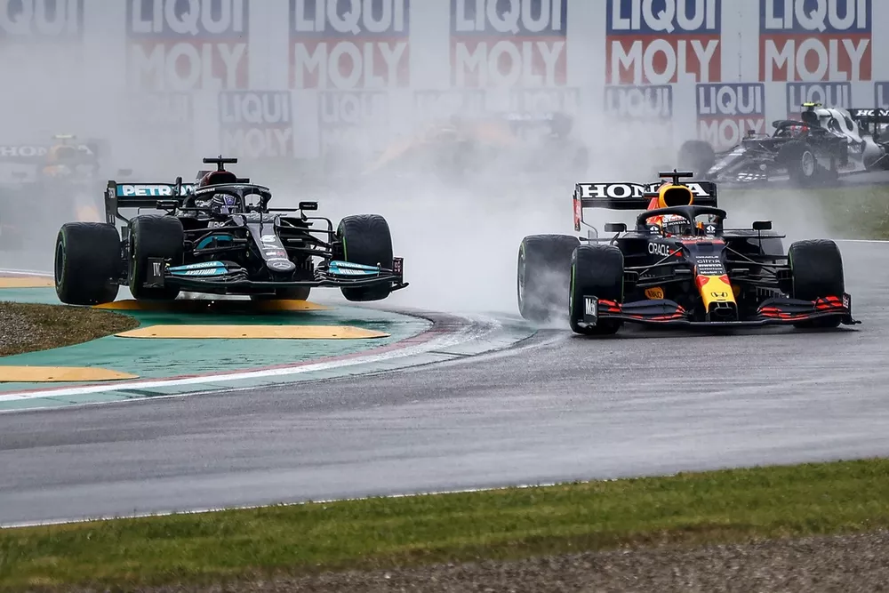 Max Verstappen, Red Bull Racing RB16B, Lewis Hamilton, Mercedes W12, al inicio