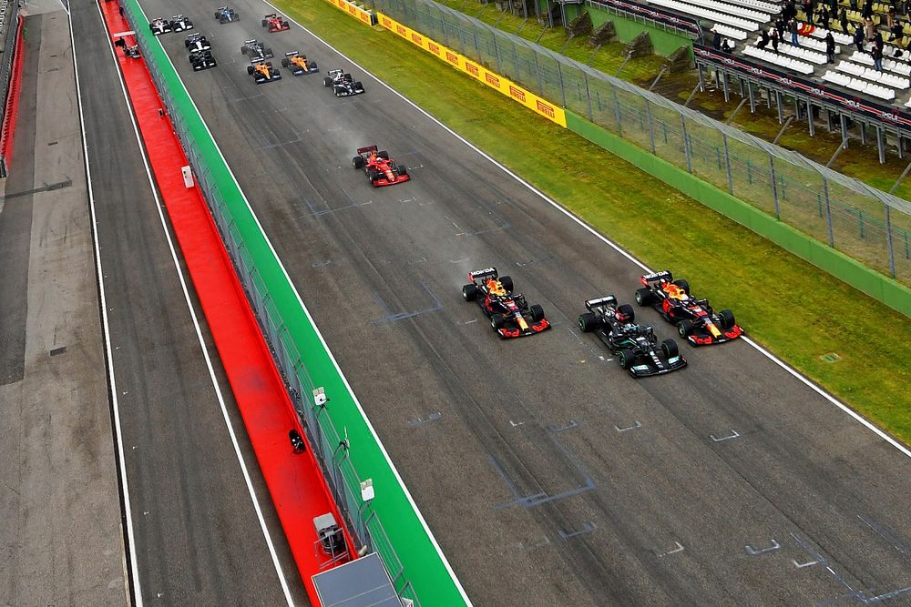 Lewis Hamilton, Mercedes W12, Max Verstappen, Red Bull Racing RB16B, Sergio Perez, Red Bull Racing RB16B, and the rest of the field at the start