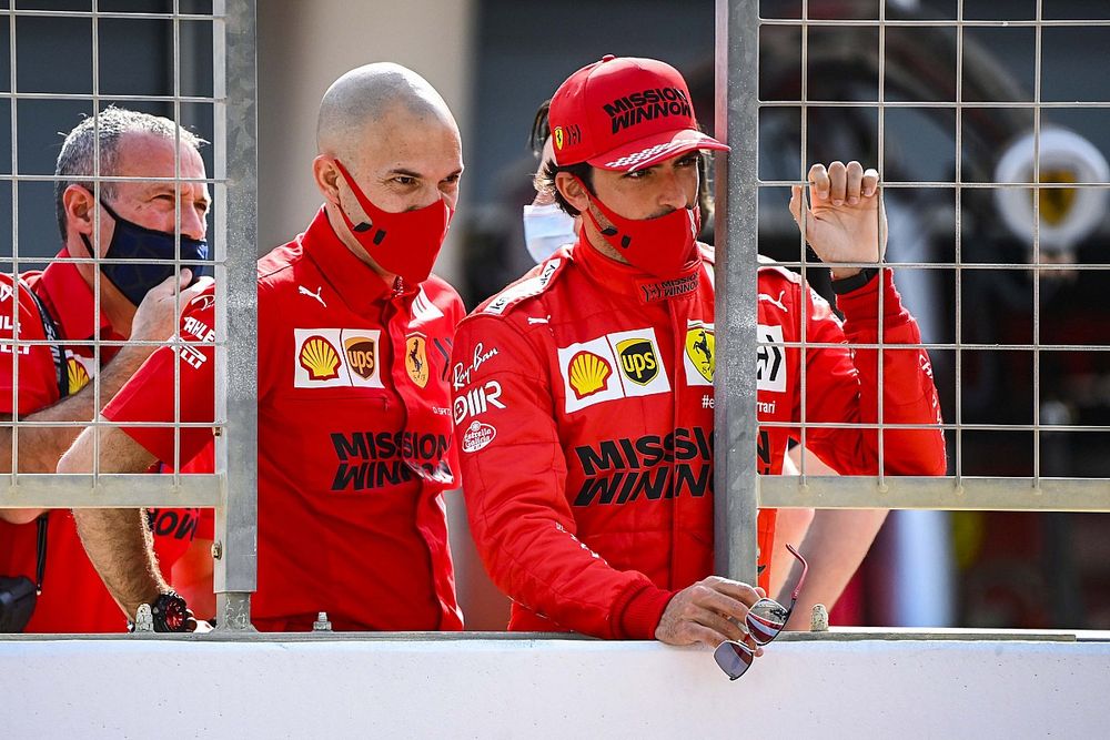 Sainz y Pérez se vacunan de la COVID-19 en Bahrein