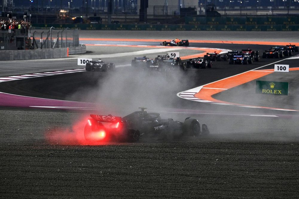 Max Verstappen, Red Bull Racing RB19, el campo como Lewis Hamilton, Mercedes F1 W14, termina en la grava en la primera vuelta despu&eacute;s del contacto con George Russell, Mercedes F1 W14.