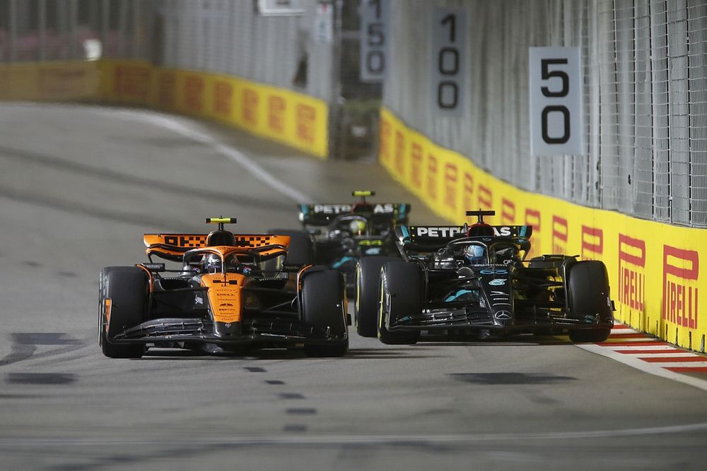 Lando Norris, McLaren MCL60, George Russell, Mercedes F1 W14