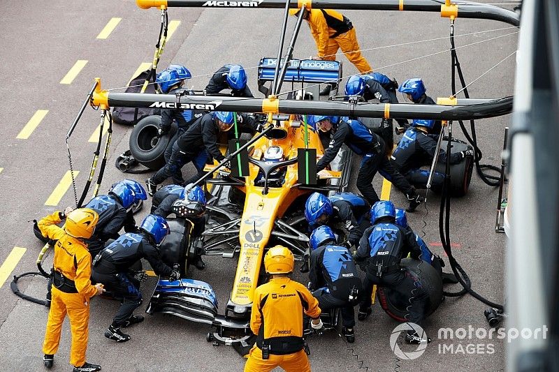 Carlos Sainz Jr., McLaren MCL34, effettua un pit stop