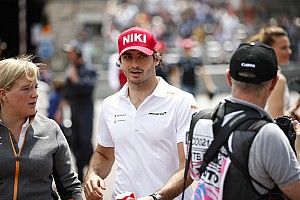Sainz versenygokarttal csapatta egy szűk belső pályán: videó