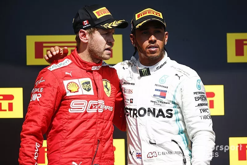 Podio: segundo lugar Sebastian Vettel, Ferrari, 2nd position, y el ganador de la carrera Lewis Hamilton, Mercedes AMG F1
