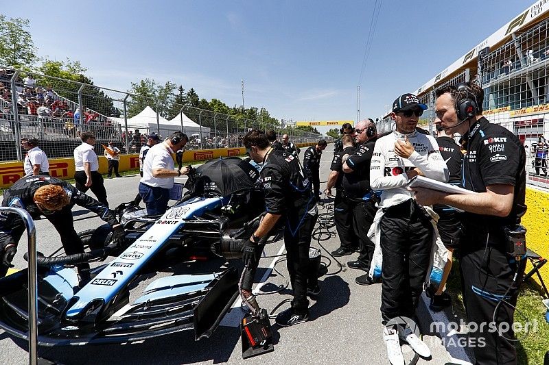 Robert Kubica, Williams Racing, and Williams mechanics on the grid