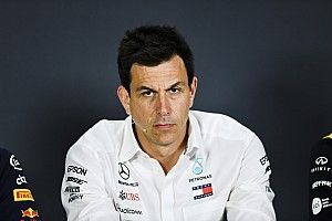 A Mercedes csapatfőnöke védelmébe vette a Pirellit