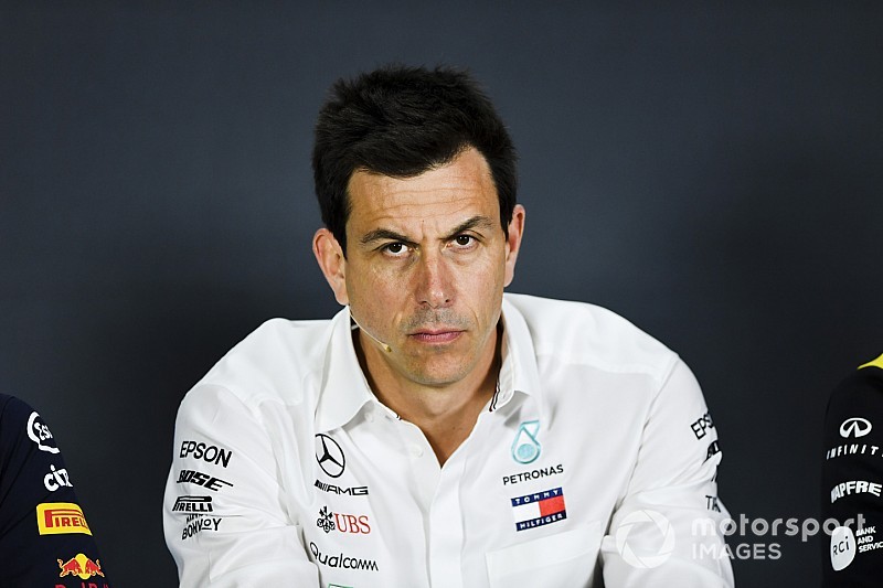 A Mercedes csapatfőnöke védelmébe vette a Pirellit