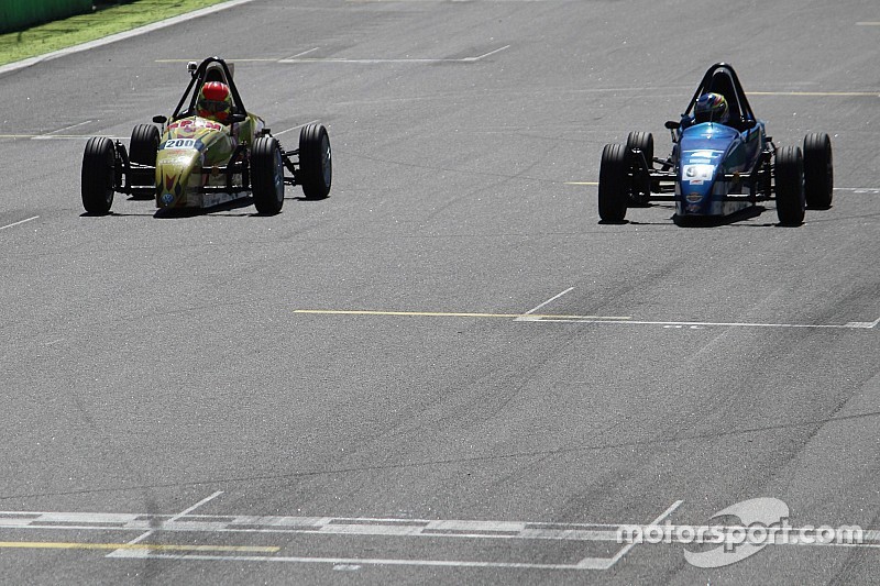 Fórmula Vee tem chegada incrível com vitória por apenas 0s004 em Interlagos