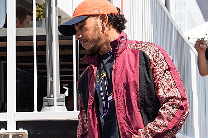 Hamilton és a csütörtöki nap képekben Bakuból: az újabb divatos megjelenés