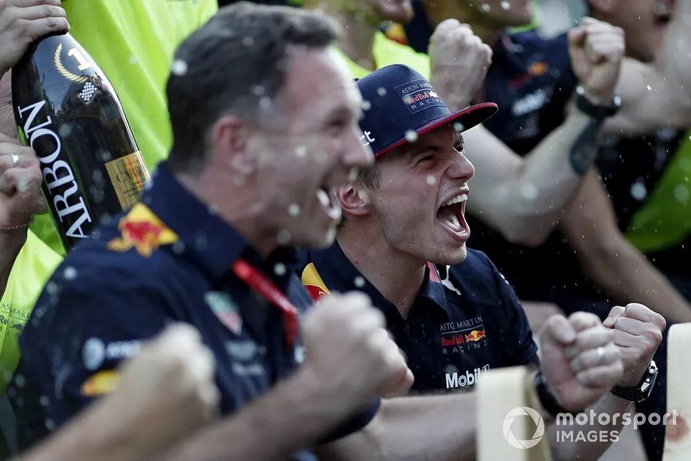 Christian Horner y Max Verstappen, Red Bull Racing celebra con el equipo