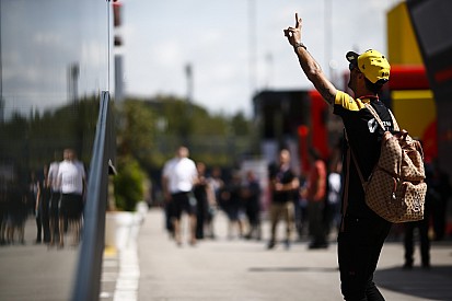 Stílusos: Ricciardo egy Vespán térképezte fel Monacót - videó