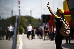 Stílusos: Ricciardo egy Vespán térképezte fel Monacót - videó