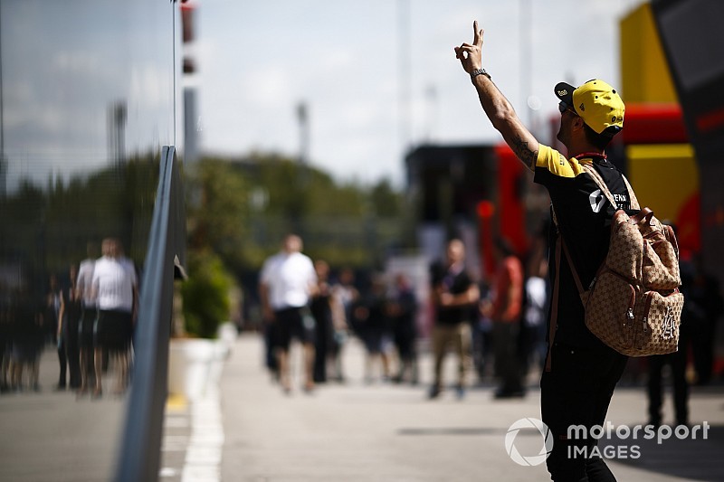Stílusos: Ricciardo egy Vespán térképezte fel Monacót - videó