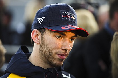 Gasly: A Mercedes messze van, a Ferrarival csatázunk