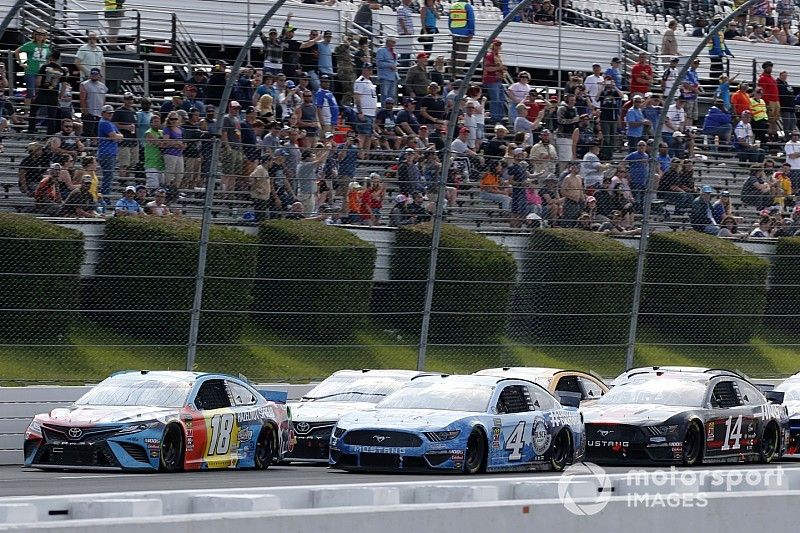 Kyle Busch, Joe Gibbs Racing, Toyota Camry M&M's Hazelnut Kevin Harvick, Stewart-Haas Racing, Ford Mustang Busch Light Father's Day