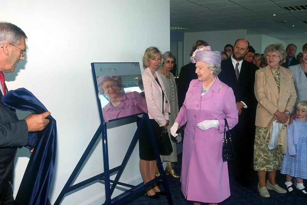 La Reina Isabel II inaugura oficialmente el Rockingham Motor Speedway