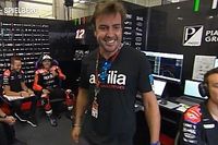 V&iacute;deo: Alonso visita el garaje de Aprilia en el GP de Austria de MotoGP
