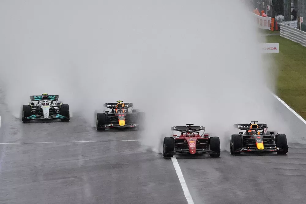 Max Verstappen, Red Bull Racing RB18, se bat avec Charles Leclerc, Ferrari F1-75, devant Sergio Perez, Red Bull Racing RB18, Lewis Hamilton, Mercedes W13, et le reste des monoplaces au d&eacute;part