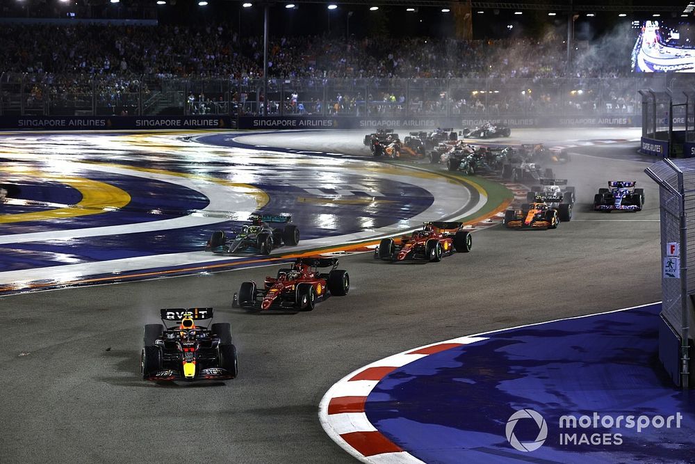 Sergio Perez, Red Bull Racing RB18, Charles Leclerc, Ferrari F1-75, Lewis Hamilton, Mercedes W13, Carlos Sainz, Ferrari F1-75, Lando Norris, McLaren MCL36, the rest of the field at the start