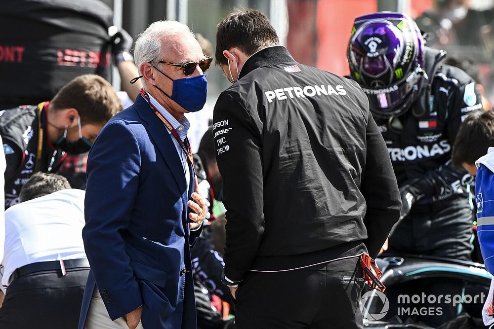 Greg Maffei, Liberty Media, talks with Toto Wolff, Executive Director (Business), Mercedes AMG, on the grid