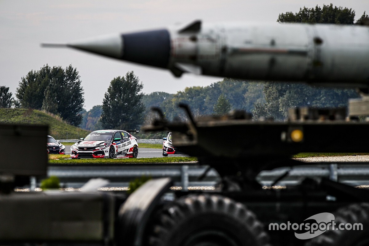 Пилоты Honda разбазарили важные очки в гонках WTCR в Братиславе