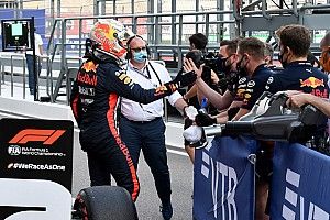 Verstappen: "İki Mercedes'in arasına girmek güzel"