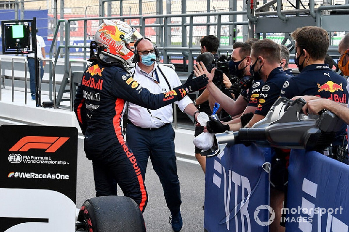 Verstappen: "İki Mercedes'in arasına girmek güzel"