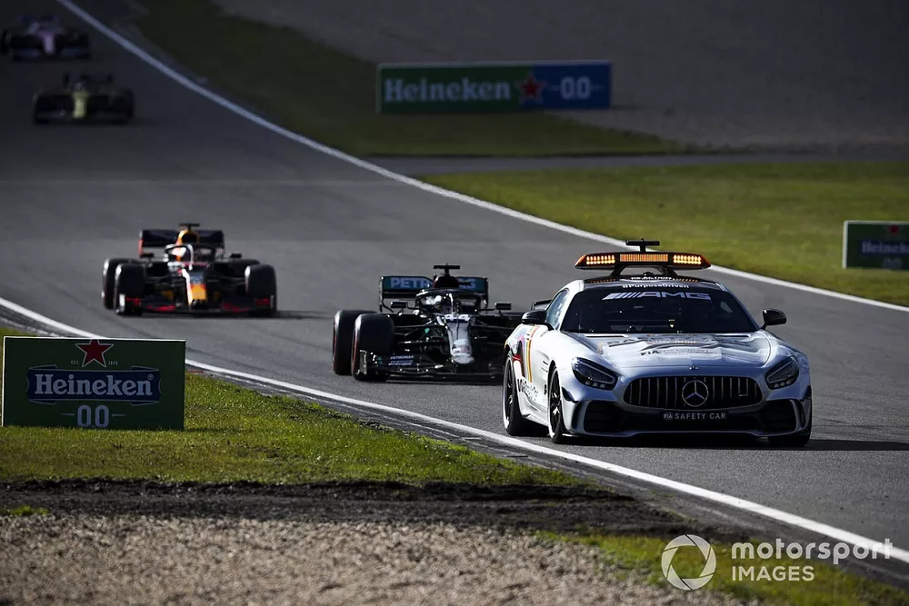 Safety Car, Lewis Hamilton, Mercedes F1 W11 en Max Verstappen, Red Bull Racing RB16 