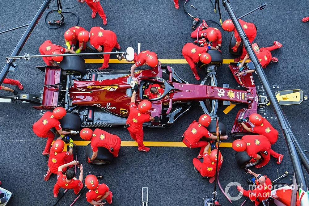 Los mec&aacute;nicos de Ferrari practican un pit stop