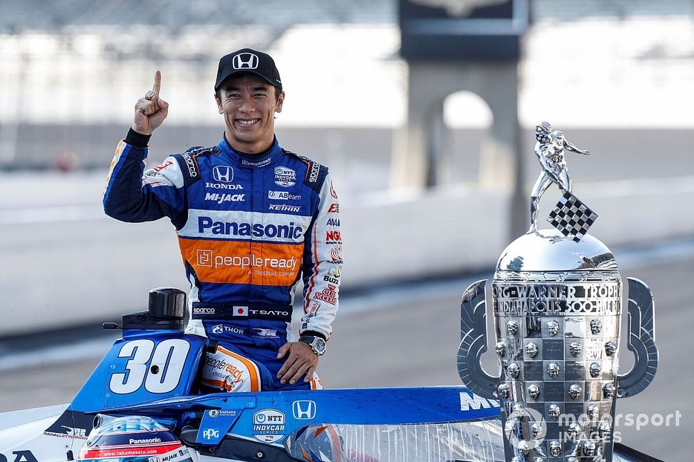 Race Winner Takuma Sato, Rahal Letterman Lanigan Racing Honda with the Borg-Warner Trophy