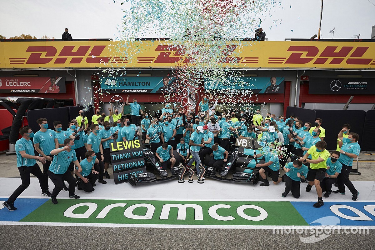 Hamilton dominuje bardziej niż Schumacher