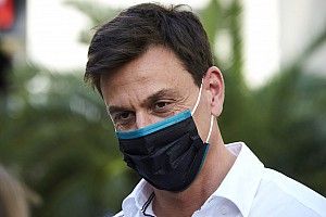Wolff afirma que conversas para comandar a F1 nunca avançaram: “A Ferrari não teria aceitado isso”