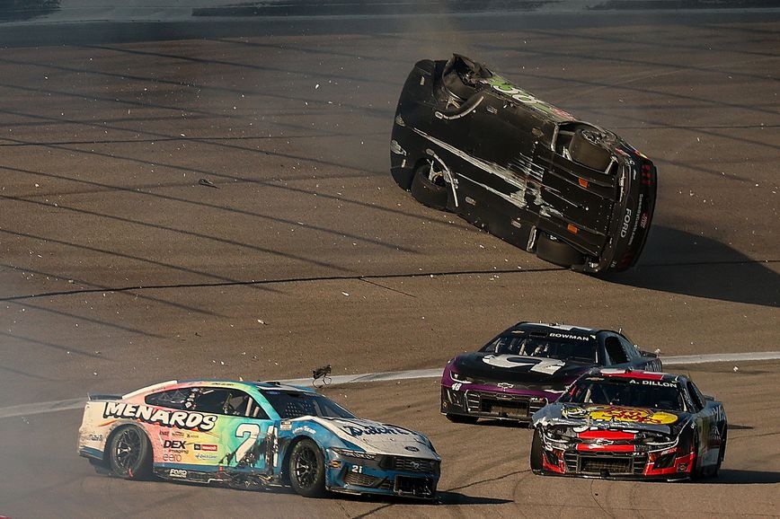 Strange Zane Smith crash in Kansas NASCAR Cup race causes long ‘wall grind’