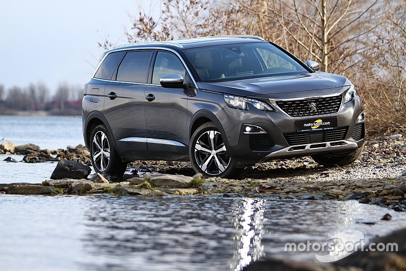 Галерея: неординарний кросовер Peugeot 5008