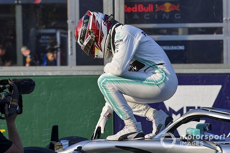 Hamilton logra pole y récord en Australia