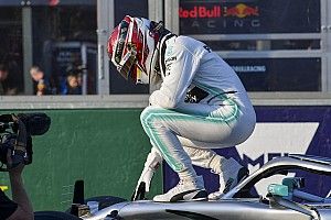 Hamilton logra pole y récord en Australia