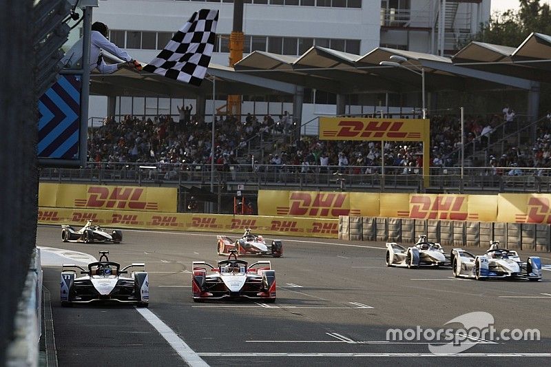 Lucas Di Grassi, Audi Sport ABT Schaeffler, Audi e-tron FE05, wins the race from Pascal Wehrlein, Mahindra Racing, M5 Electro