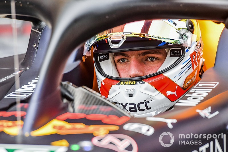 Tak nyaman dengan Arai, Verstappen ganti helm