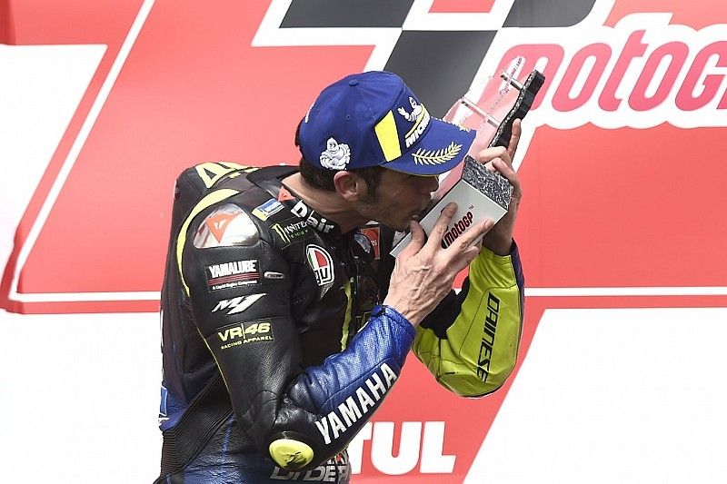 Podio: segundo clasificado Valentino Rossi, Yamaha Factory Racing