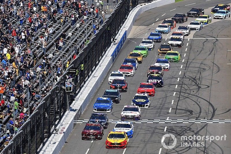 Joey Logano, Team Penske, Ford Mustang Shell Pennzoil, Aric Almirola, Stewart-Haas Racing, Ford Mustang SHAZAM! / Smithfield start