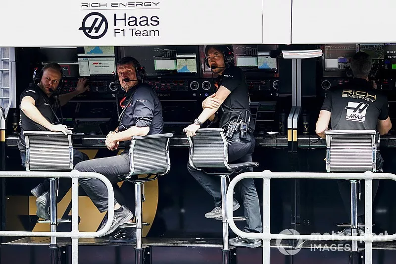 Guenther Steiner, Team Principal, Haas F1, et Ayao Komatsu, ing&eacute;nieur en chef, sur le muret des stands