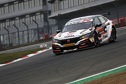 Brands Hatch BTCC: Turkington spin hands Cammish points lead