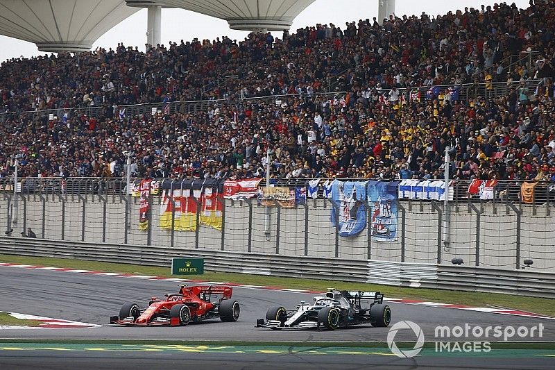 Valtteri Bottas, Mercedes AMG W10, lucha con Charles Leclerc, Ferrari SF90