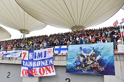 Egy vuhani ápolónő, aki Kimi-rajongó, a védőruháján sem feledkezett kedvencéről