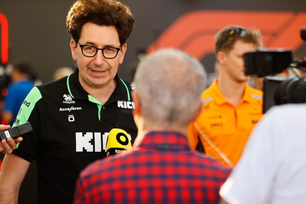 Mattia Binotto, COO e CTO da Stake F1 Team KICK Sauber, fala à mídia